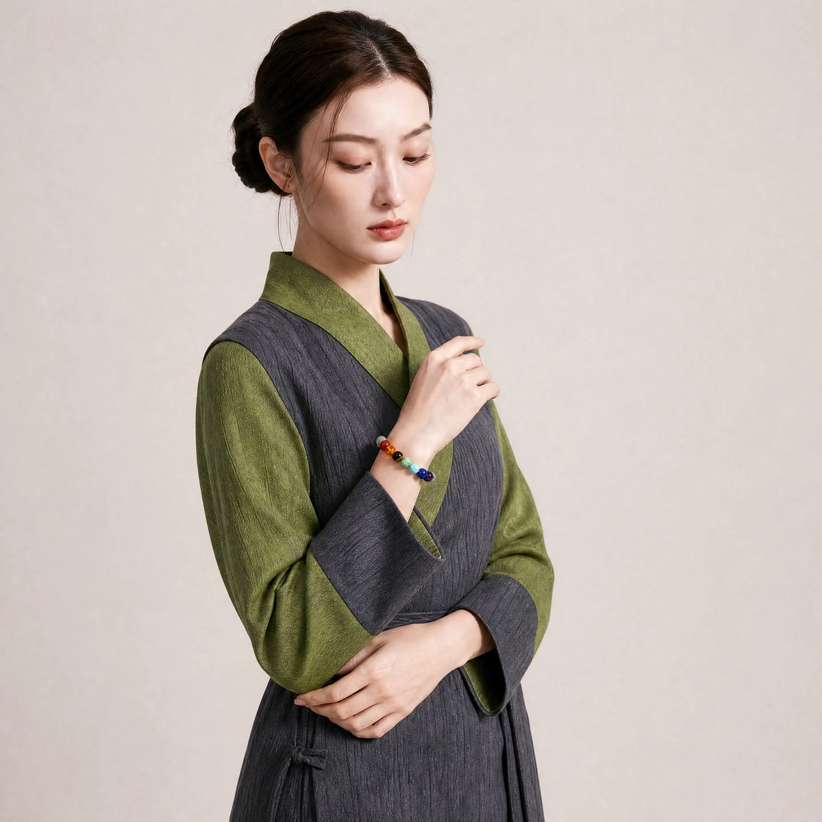 green-aventurine-chakra-bracelet-model-b-outfit-b-fashion-02