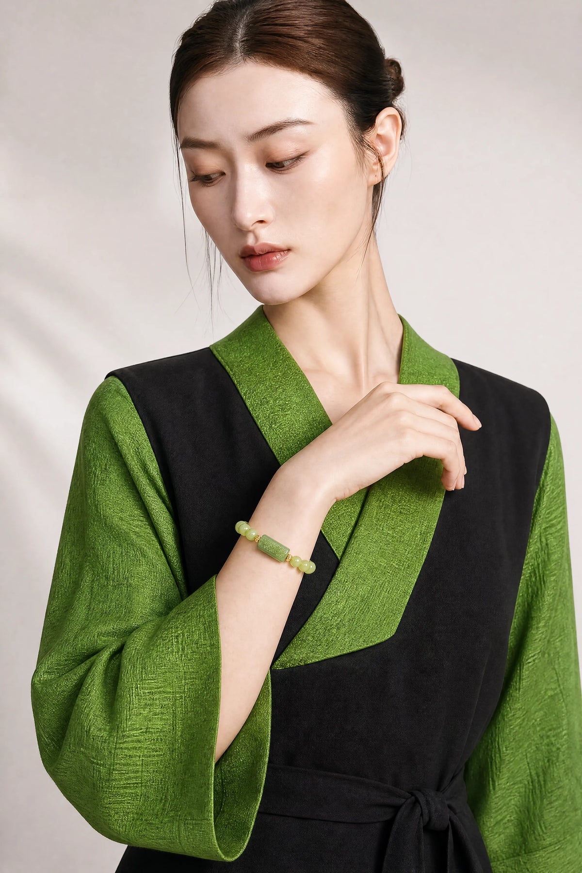 green-jade-cloud-plaque-6mm-bracelet-model-a-outfit-a-fashion-01