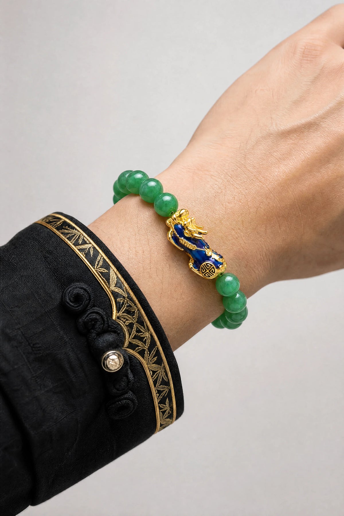 green-jade-pixiu-bracelet-wealth-growth-model-a-outfit-a-closeup-01
