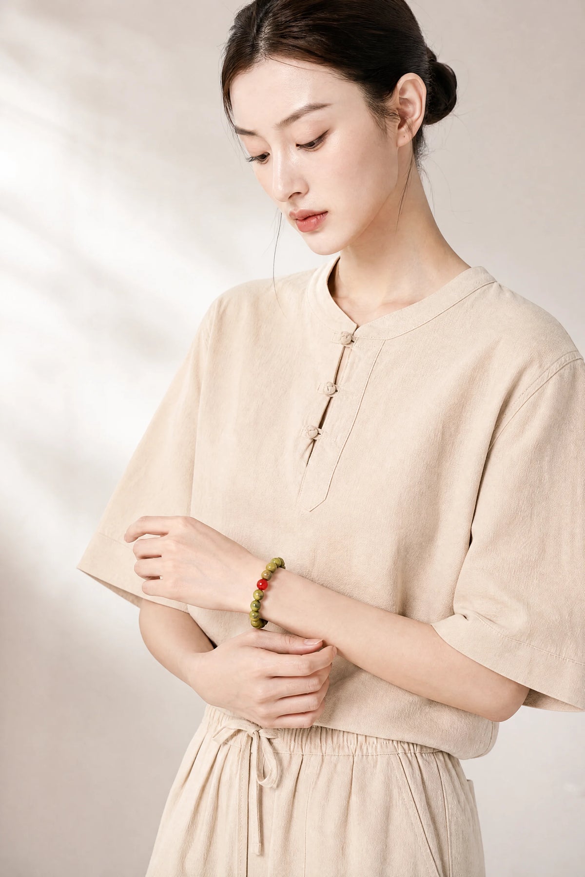 green-sandalwood-agate-mala-bracelet-model-b-outfit-b-fashion-01