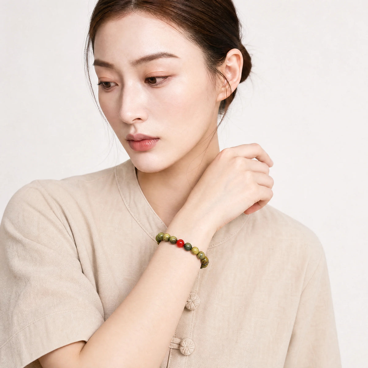 green-sandalwood-agate-mala-bracelet-model-b-outfit-b-fashion-03