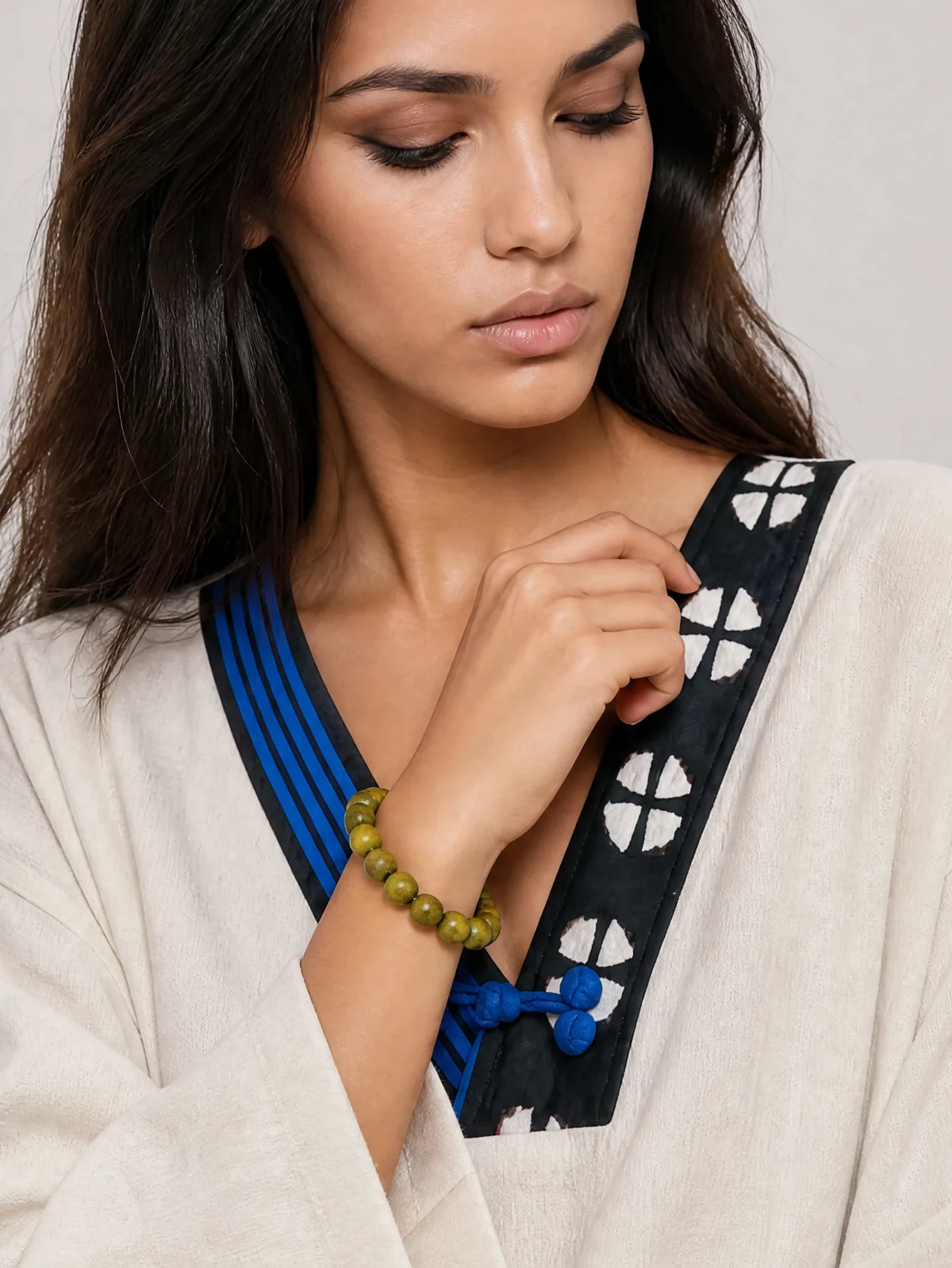 green-sandalwood-mala-bracelet-plain-model-b-outfit-b-fashion-01