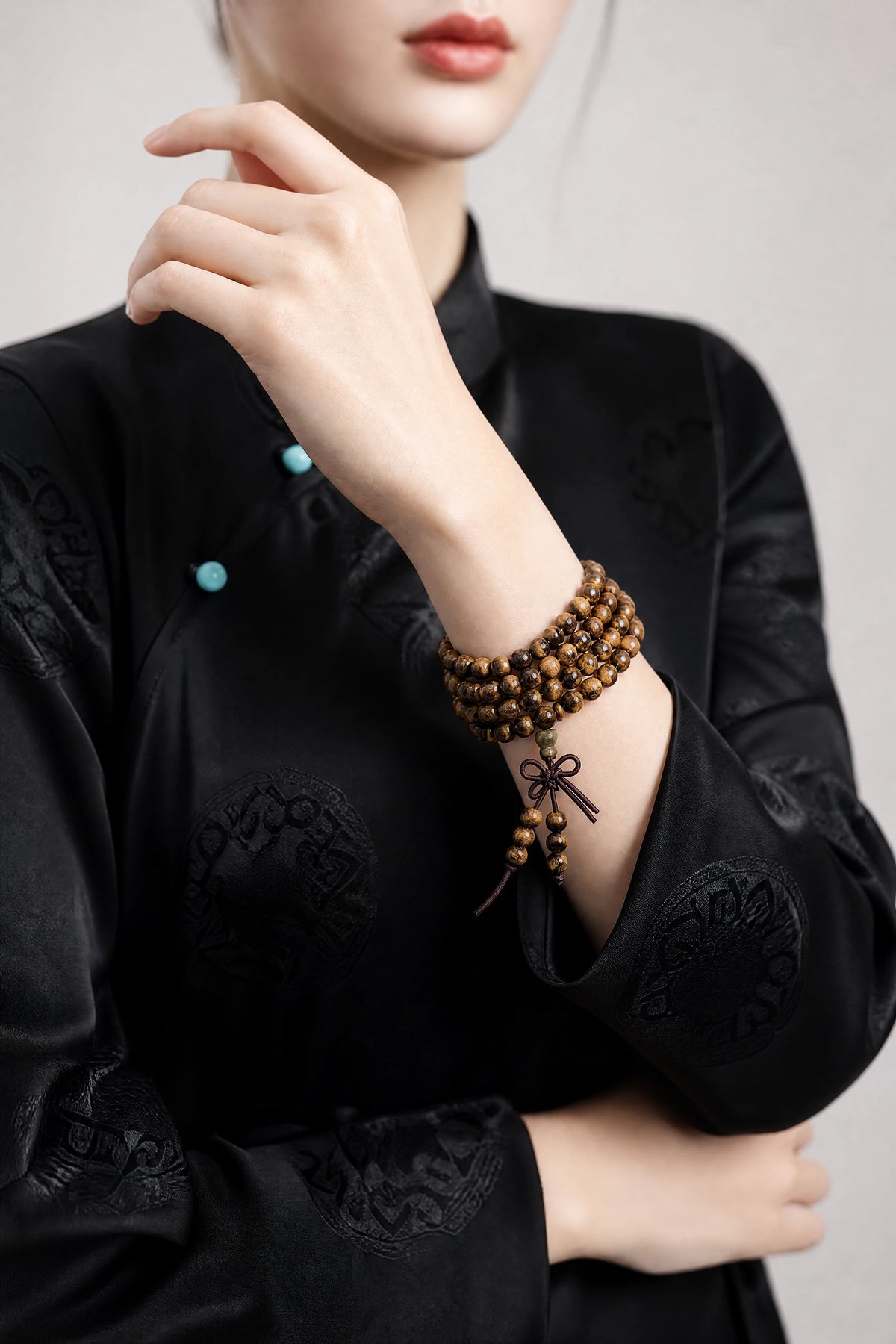 green-sandalwood-straight-grain-mala-bracelet-model-b-outfit-b-fashion-02