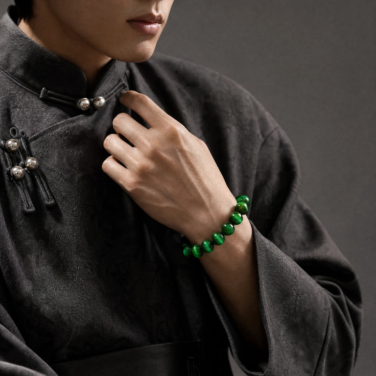 green-tiger-eye-bead-bracelet-model-a-outfit-a-fashion-02