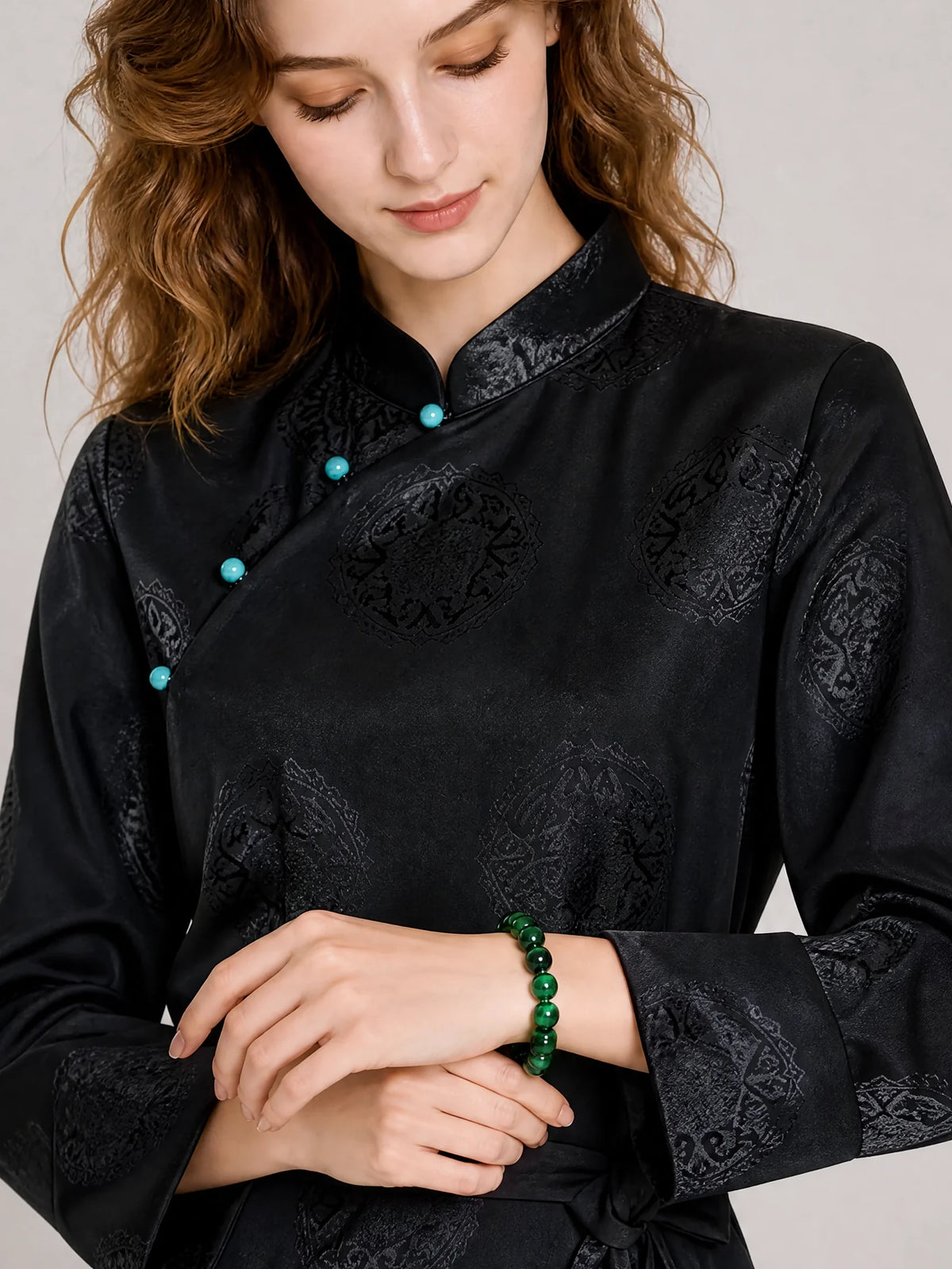 green-tiger-eye-bead-bracelet-model-b-outfit-b-fashion-01