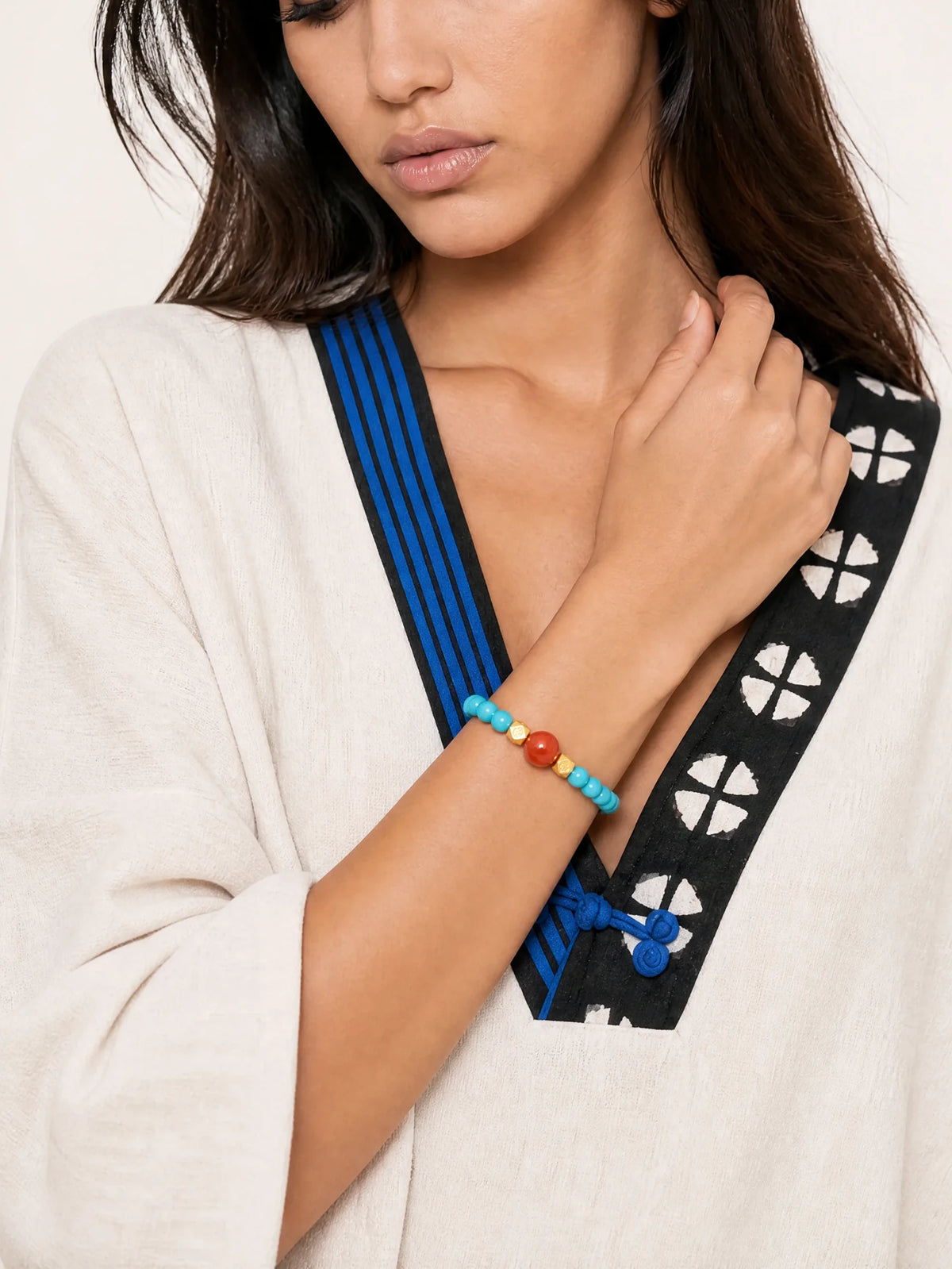 green-turquoise-red-agate-bracelet-model-b-outfit-b-fashion-01