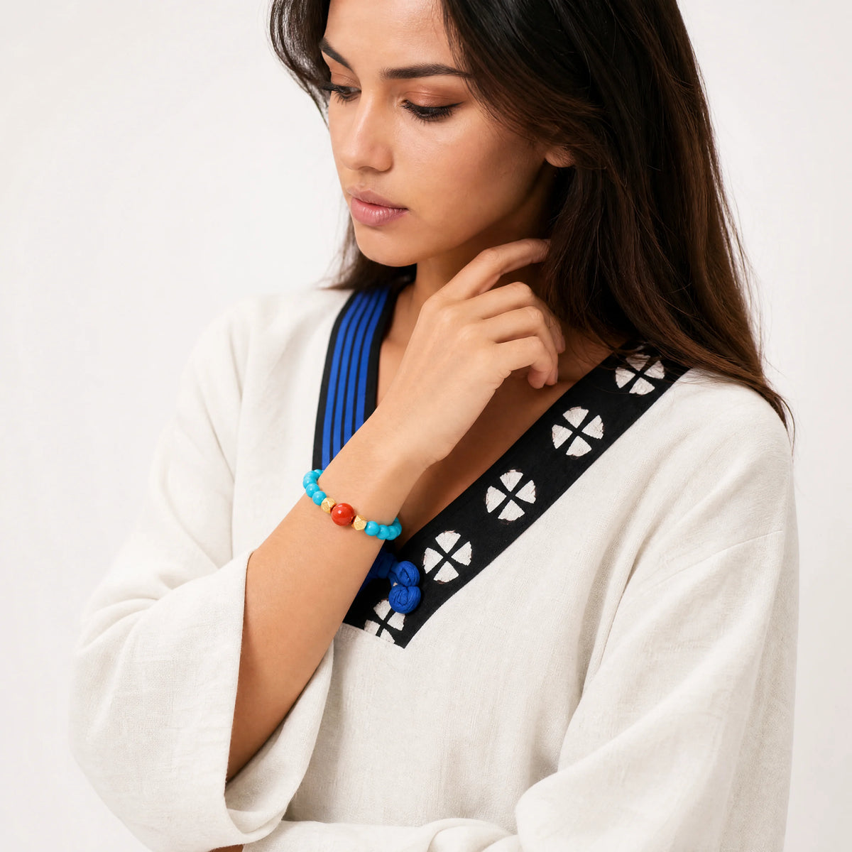 green-turquoise-red-agate-bracelet-model-b-outfit-b-fashion-02