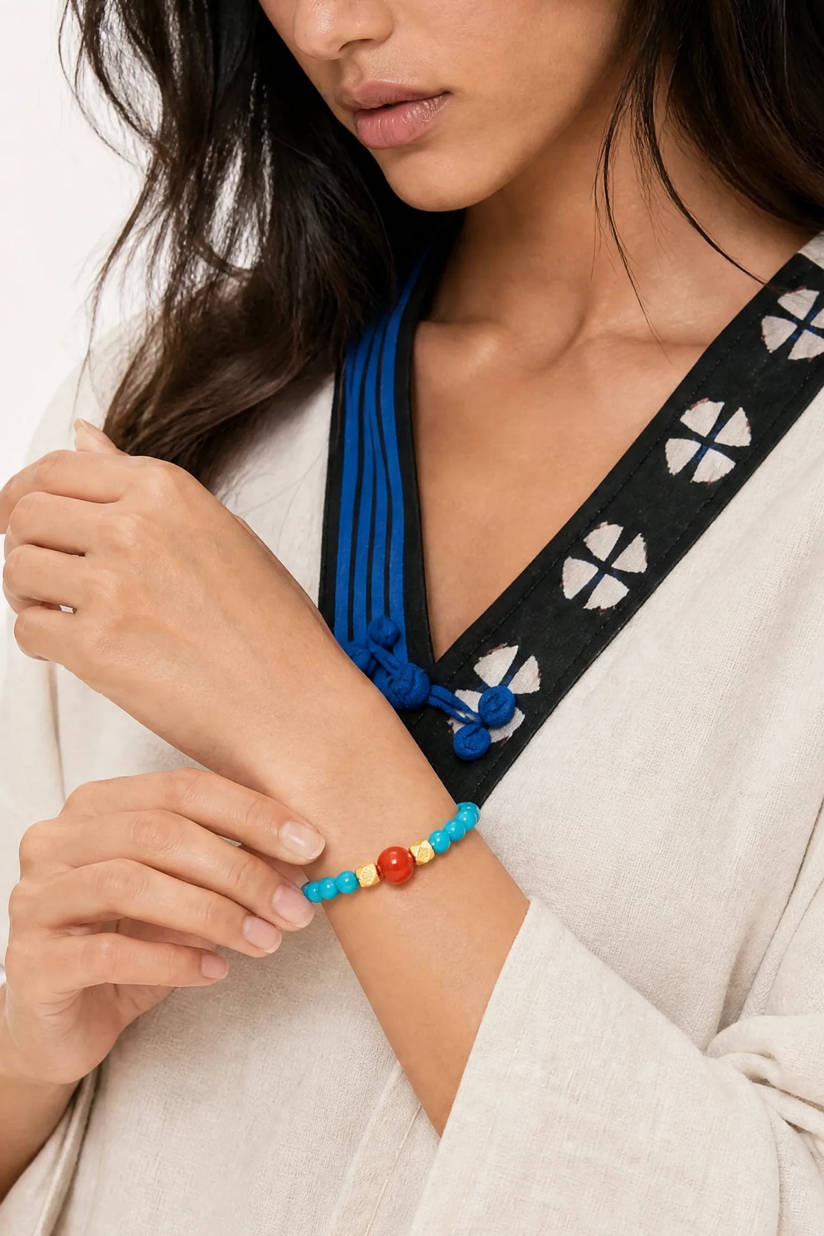 green-turquoise-red-agate-bracelet-model-b-outfit-b-fashion-03