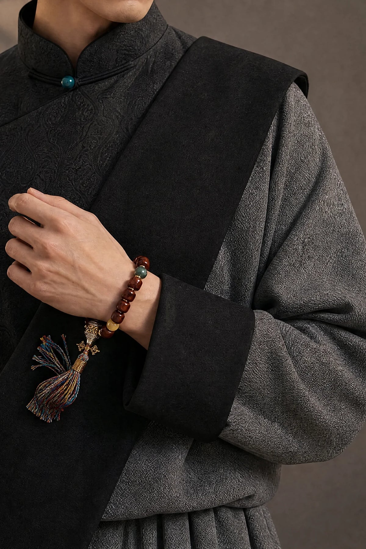 handwoven-yak-bone-bracelet-model-a-outfit-a-fashion-01