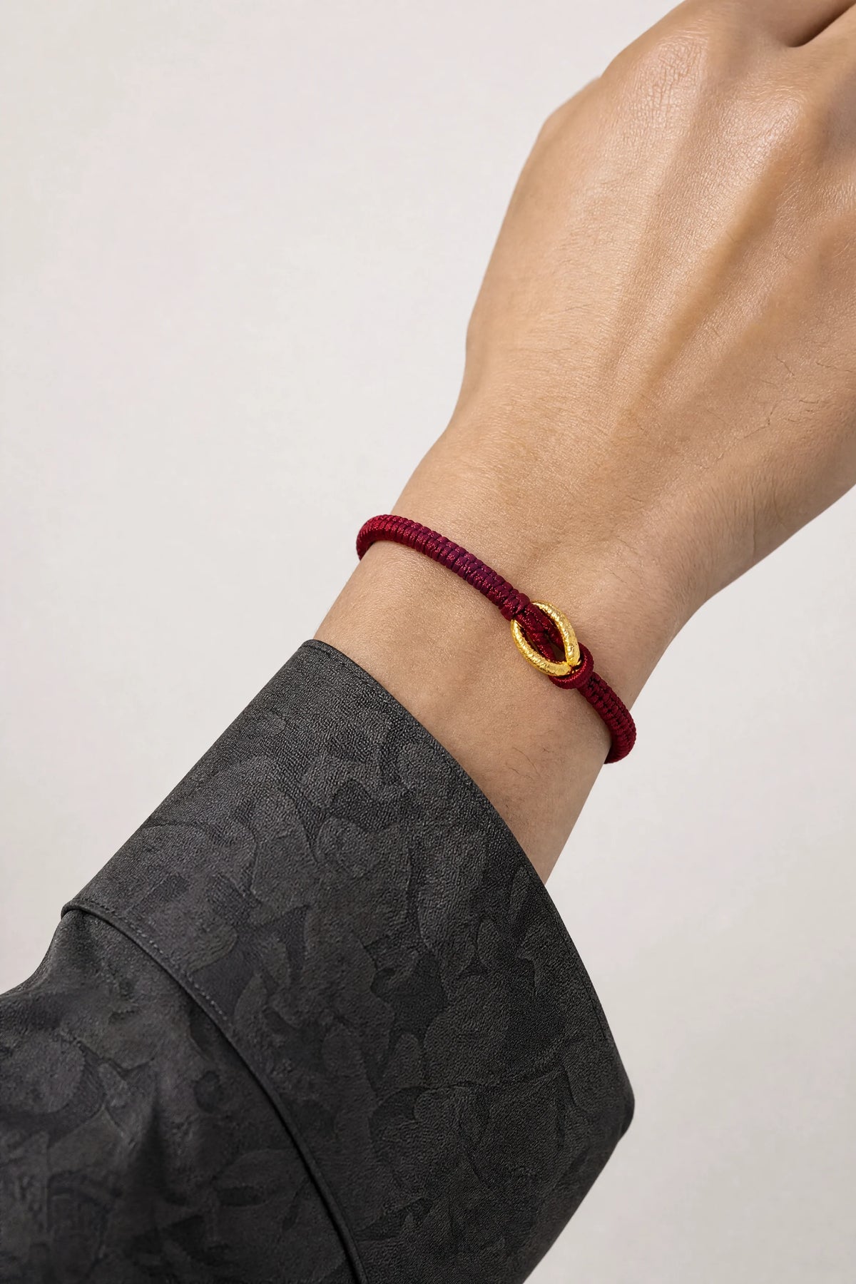 interlocking-ring-vajra-cord-bracelet-model-a-outfit-a-closeup-01