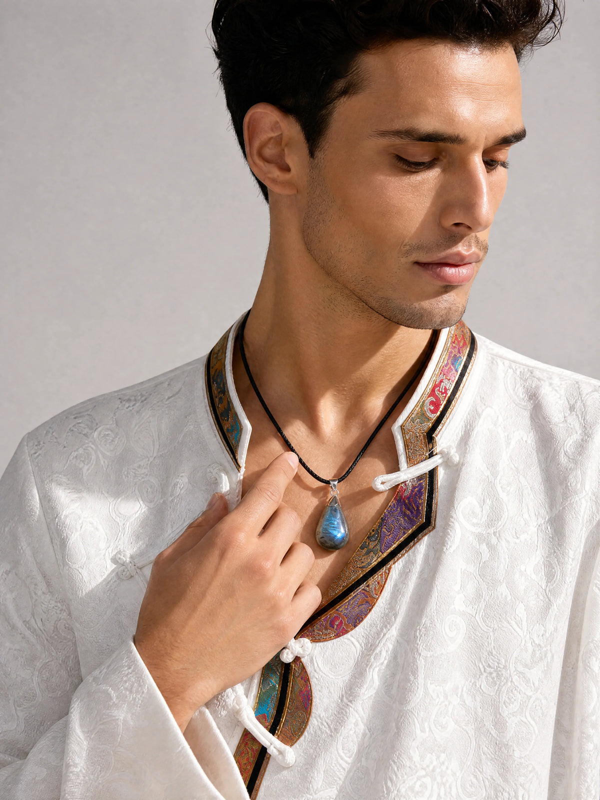 labradorite-cord-pendant-model-a-outfit-a-fashion-01
