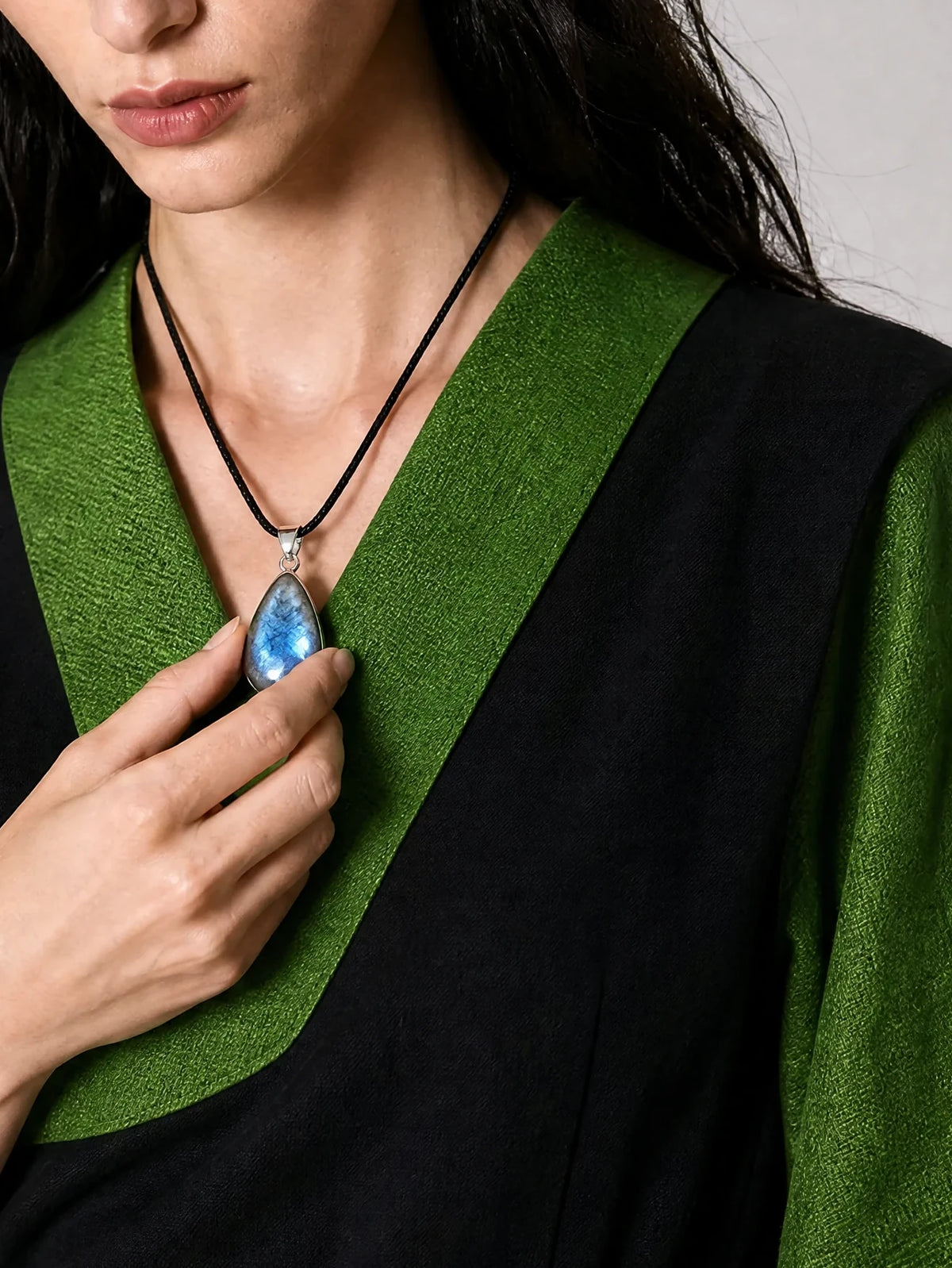 labradorite-cord-pendant-model-b-outfit-b-fashion-01
