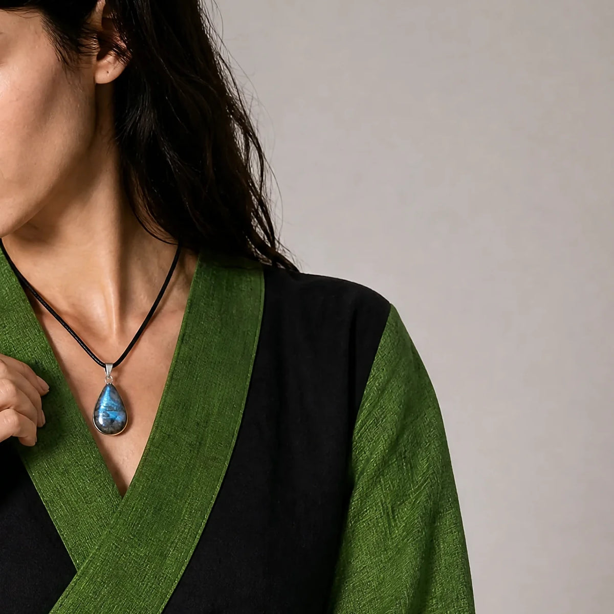 labradorite-cord-pendant-model-b-outfit-b-fashion-02