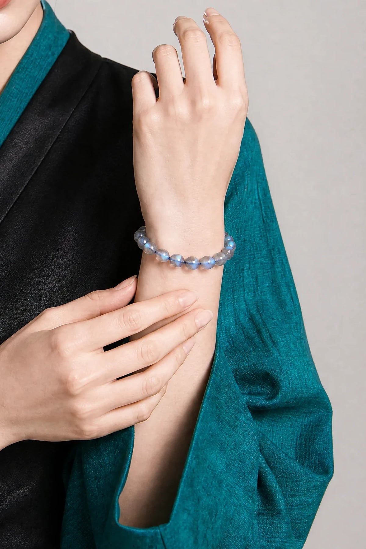 labradorite-flash-bracelet-model-b-outfit-b-fashion-01