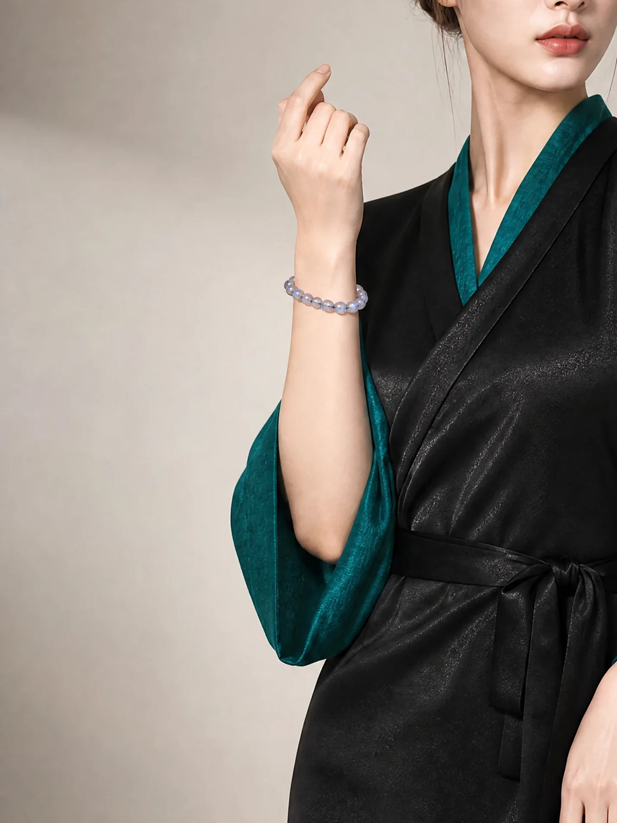 labradorite-flash-bracelet-model-b-outfit-b-fashion-02