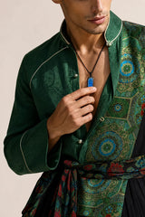 labradorite-leaf-pendant-model-a-outfit-a-fashion-02