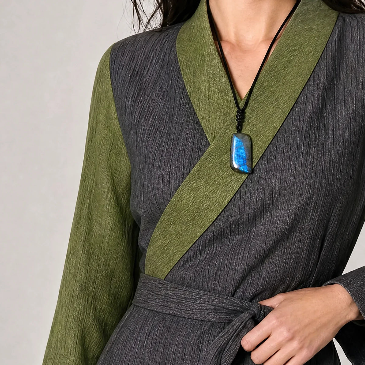 labradorite-leaf-pendant-model-b-outfit-b-fashion-01