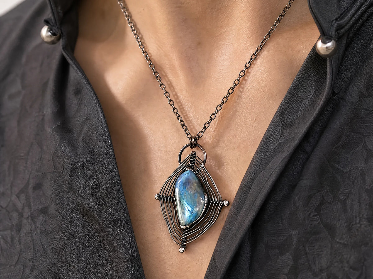 labradorite-web-necklace-model-a-outfit-a-closeup-01