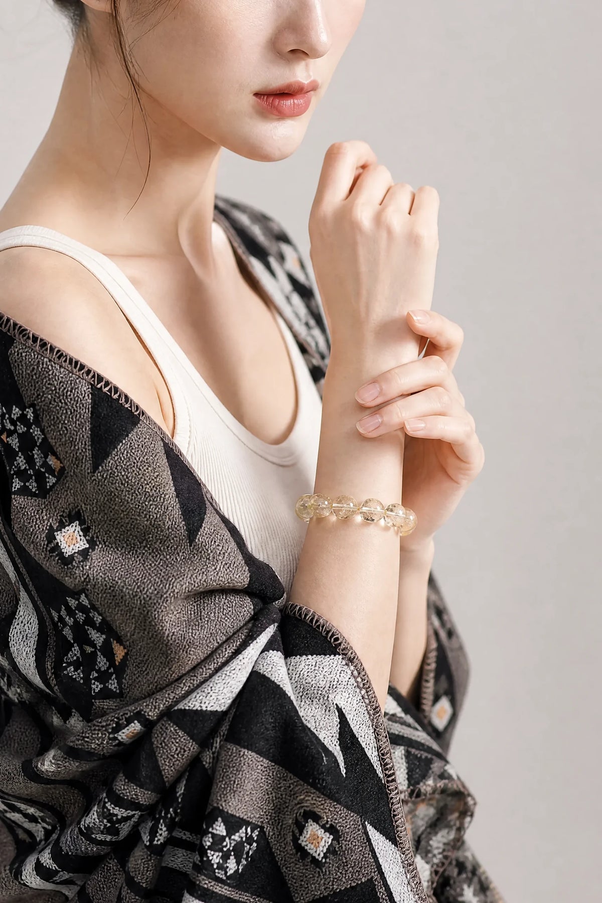 lemon-citrine-round-bead-bracelet-model-b-outfit-b-fashion-02