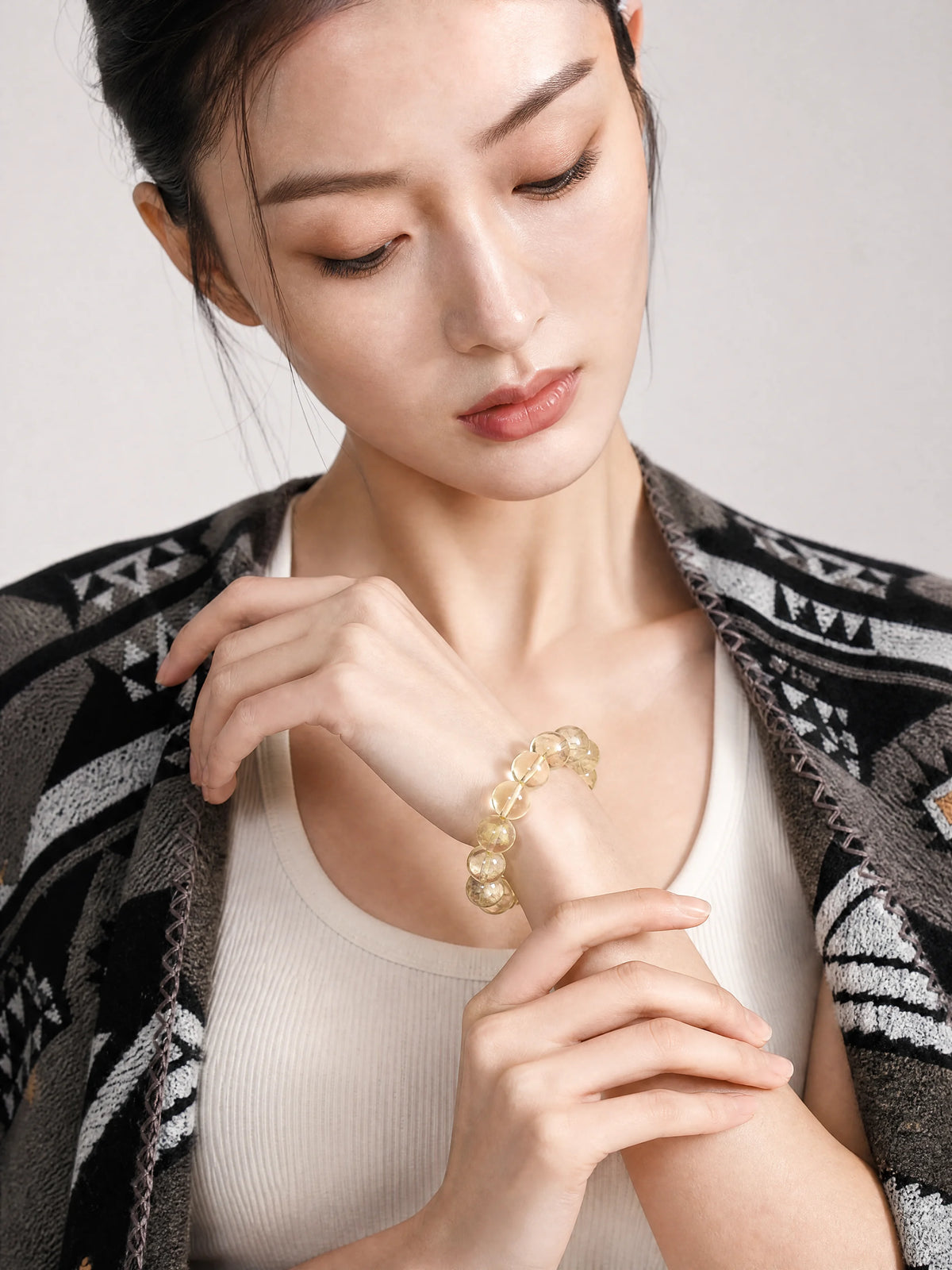 lemon-citrine-round-bead-bracelet-model-b-outfit-b-fashion-03