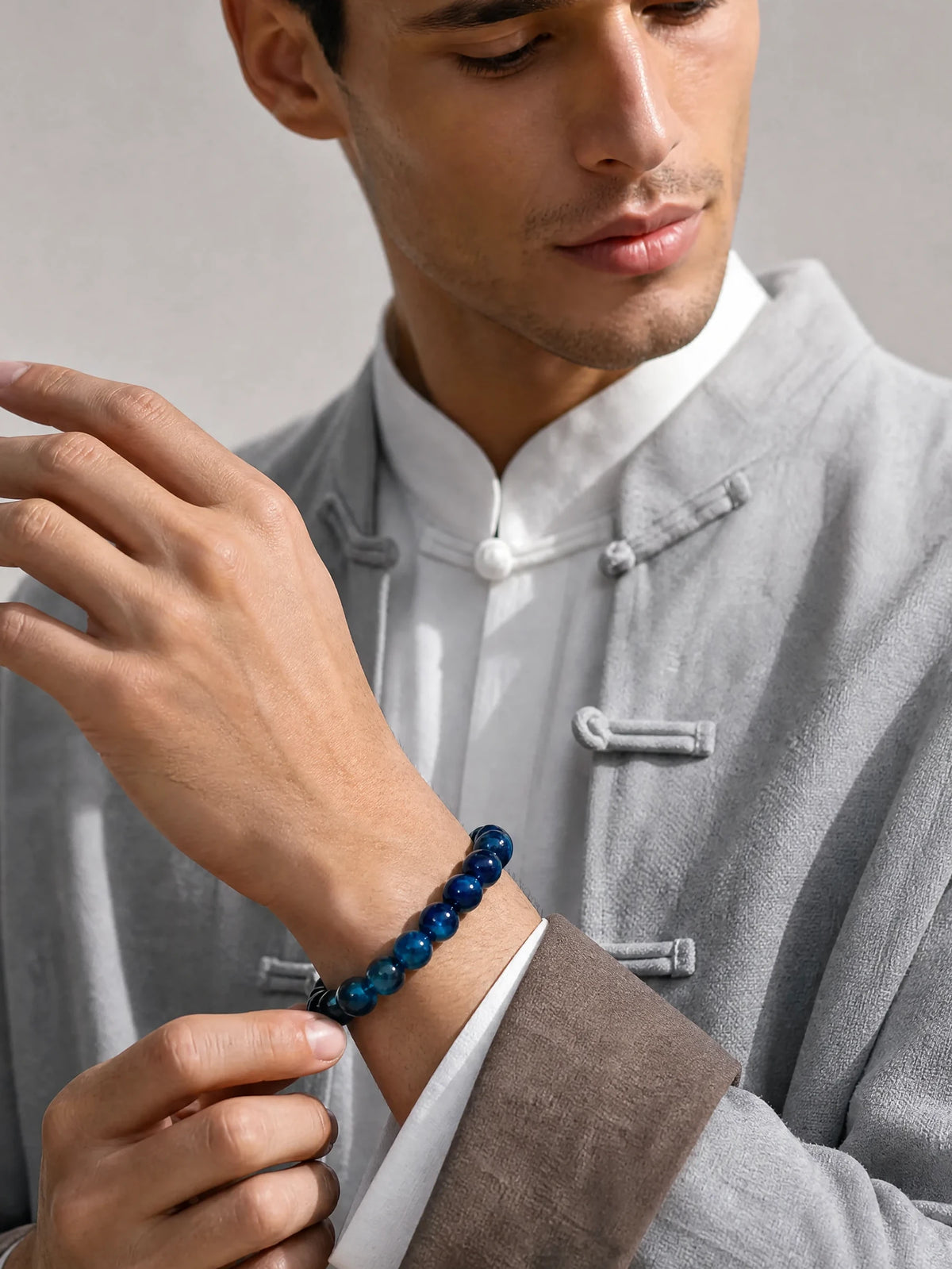 light-blue-tiger-eye-bracelet-model-a-outfit-a-fashion-02