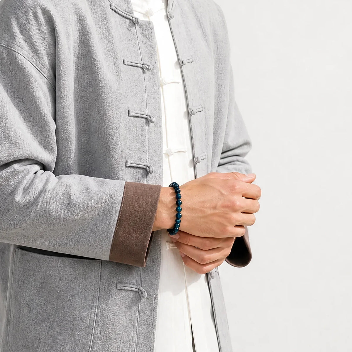 light-blue-tiger-eye-bracelet-model-a-outfit-a-fashion-03