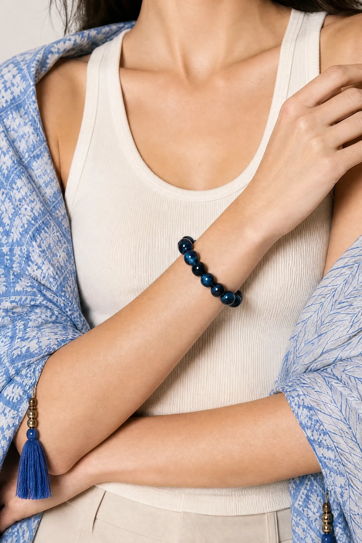 light-blue-tiger-eye-bracelet-model-b-outfit-b-fashion-01