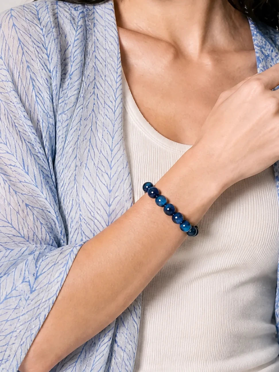 light-blue-tiger-eye-bracelet-model-b-outfit-b-fashion-02