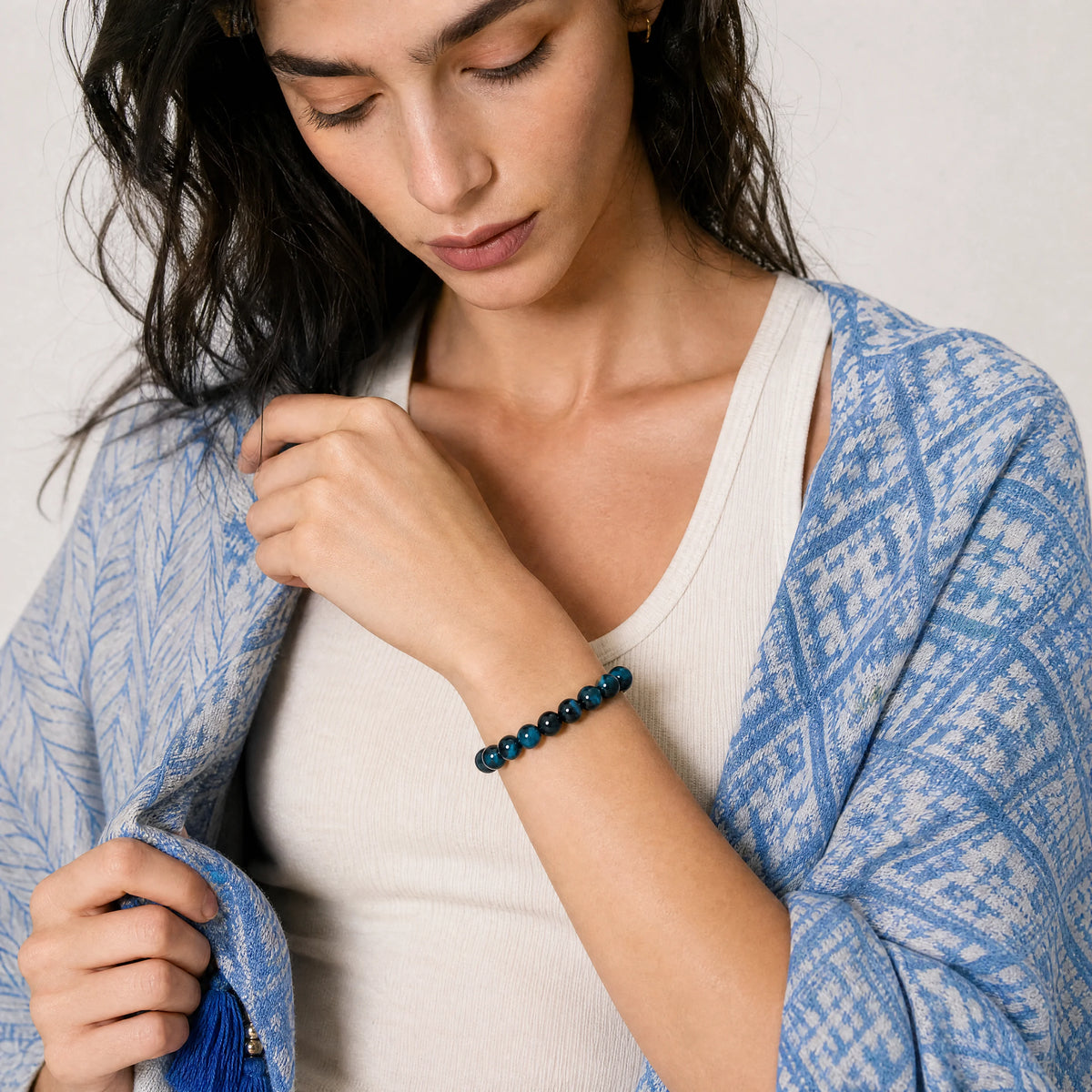 light-blue-tiger-eye-bracelet-model-b-outfit-b-fashion-03