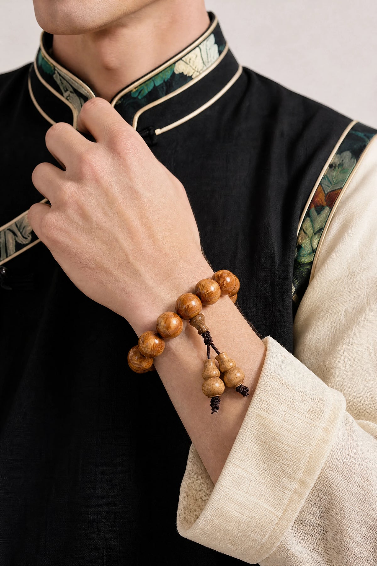 liudao-wood-gourd-mala-bracelet-model-a-outfit-a-fashion-01