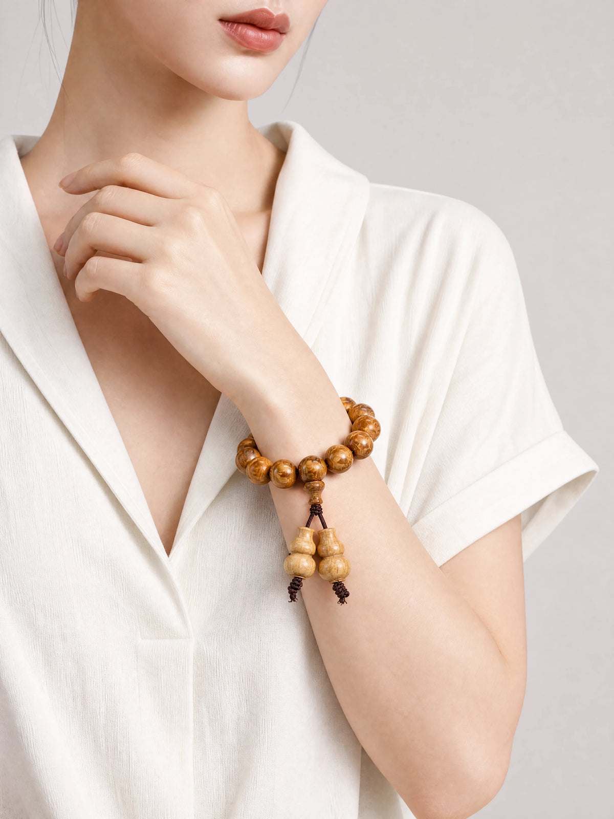 liudao-wood-gourd-mala-bracelet-model-b-outfit-b-fashion-02