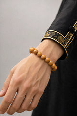 liudao-wood-plain-mala-bracelet-model-a-outfit-a-closeup-01