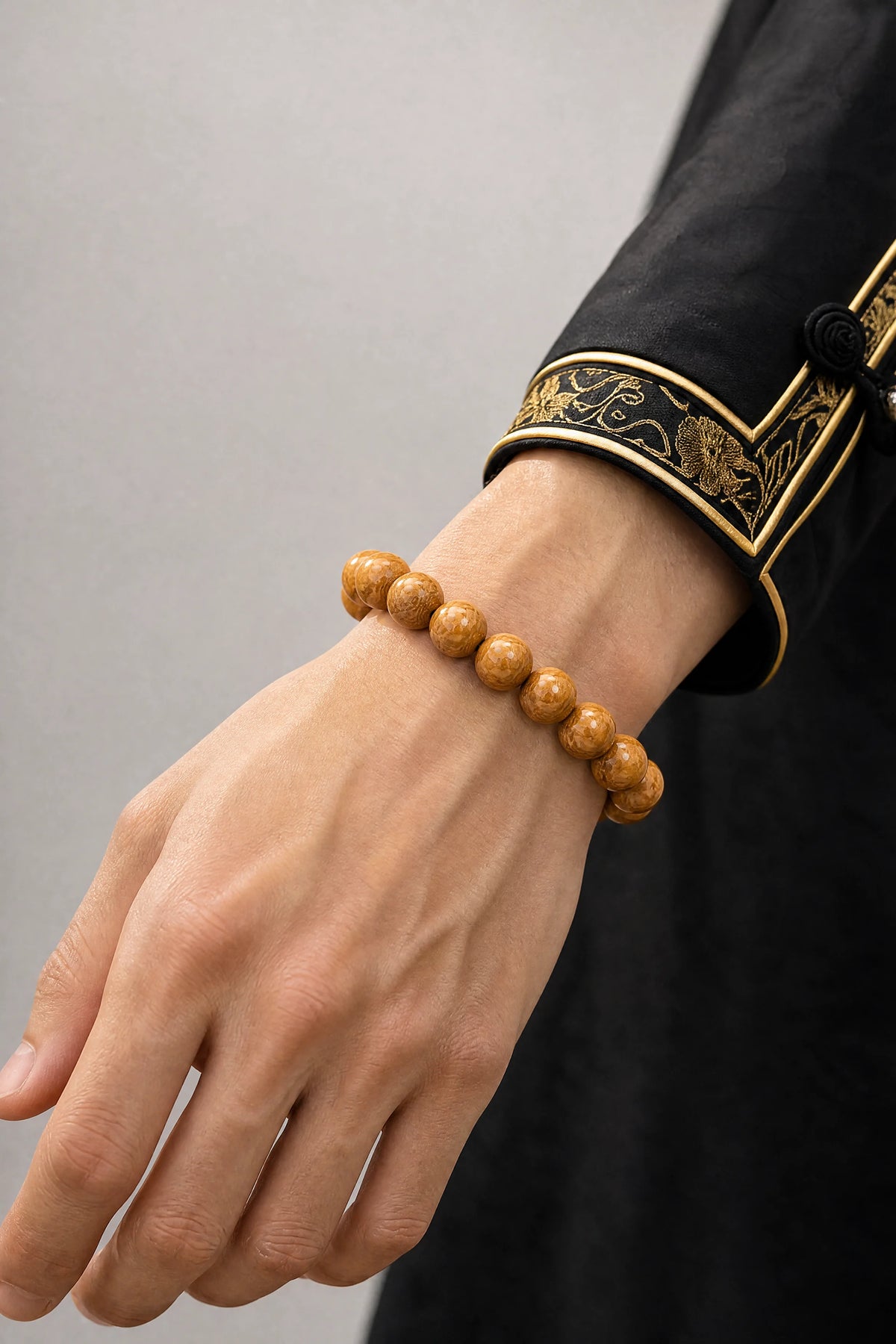 liudao-wood-plain-mala-bracelet-model-a-outfit-a-closeup-01