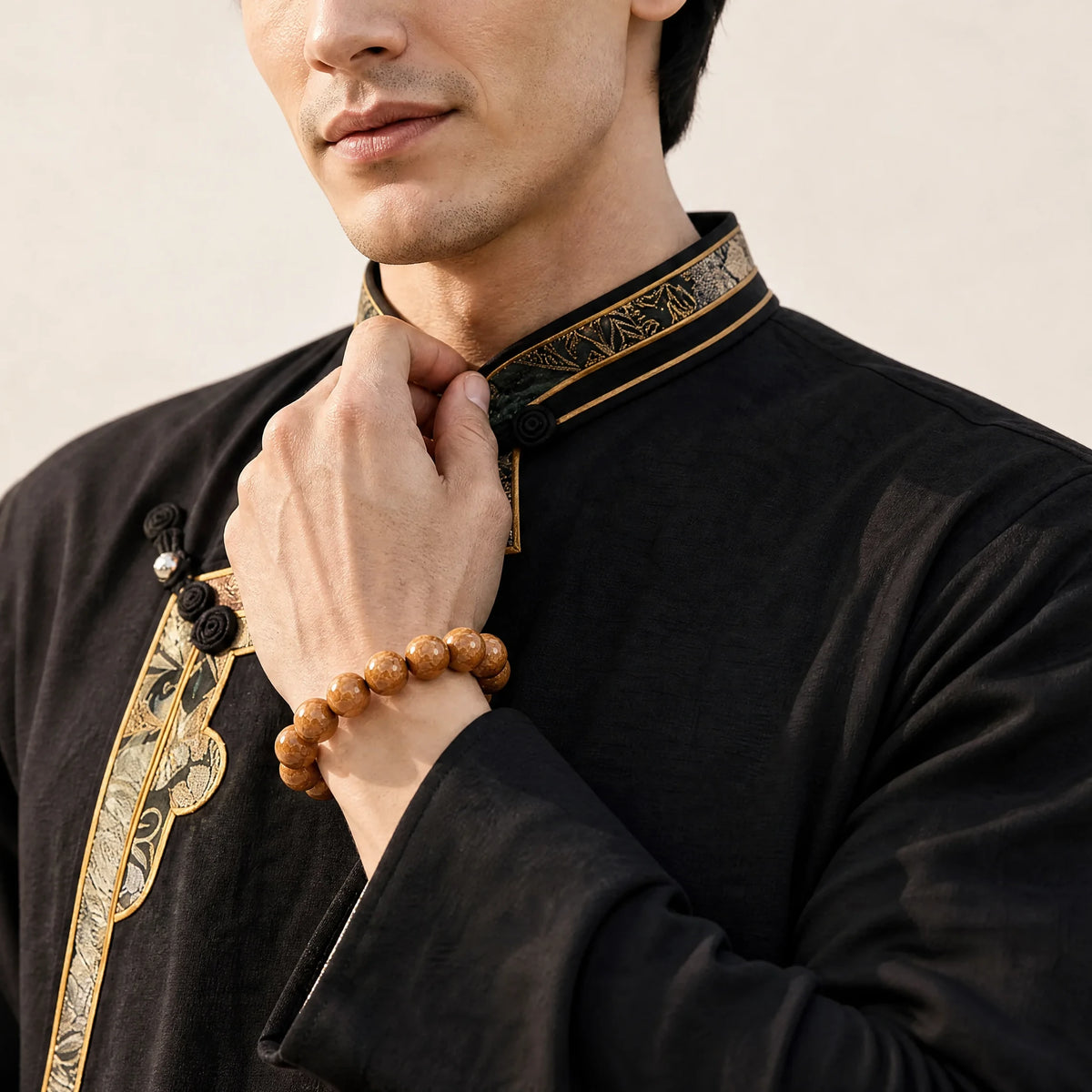 liudao-wood-plain-mala-bracelet-model-a-outfit-a-fashion-02