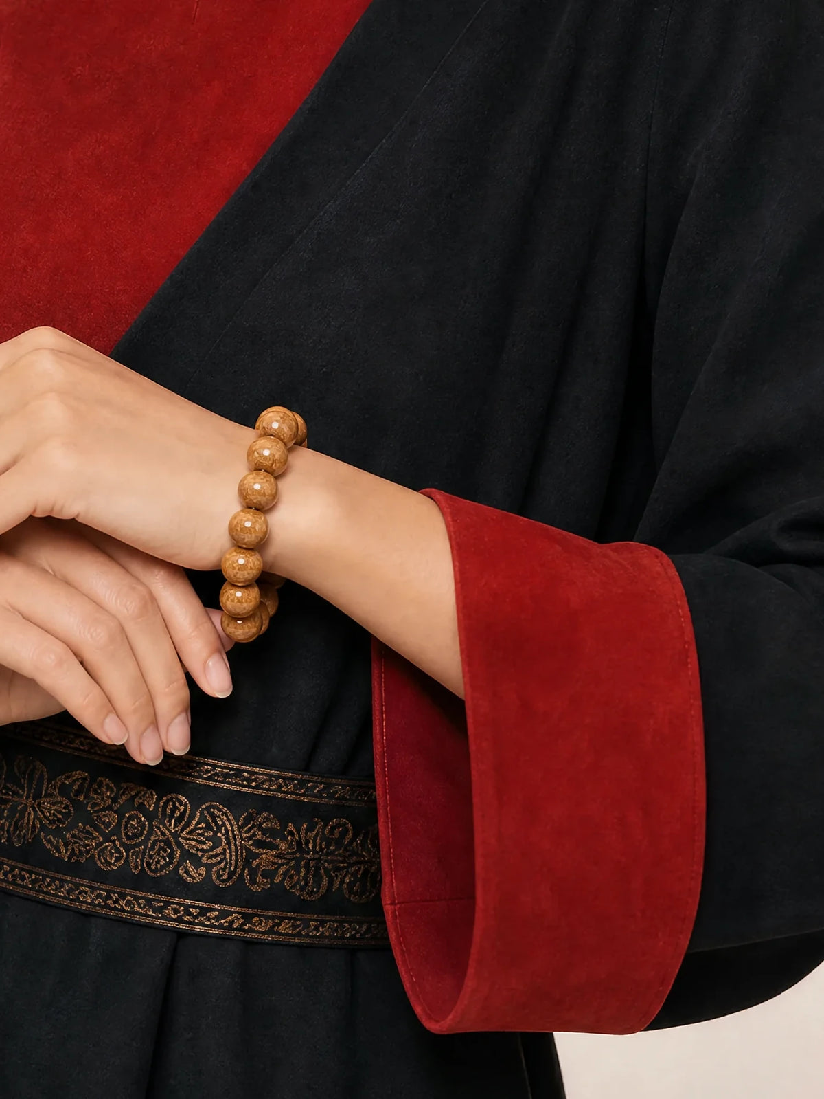 liudao-wood-plain-mala-bracelet-model-b-outfit-b-fashion-01
