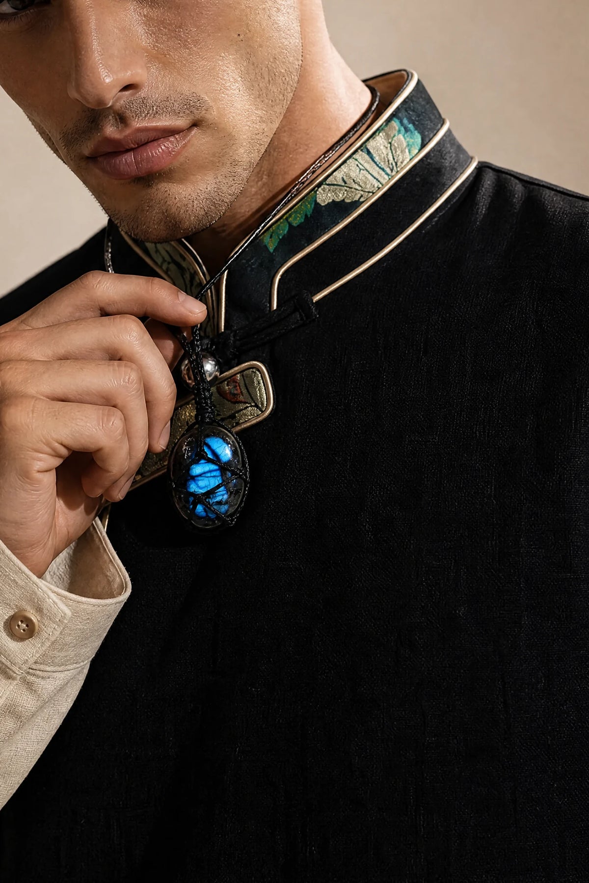macrame-labradorite-pendant-model-a-outfit-a-fashion-02