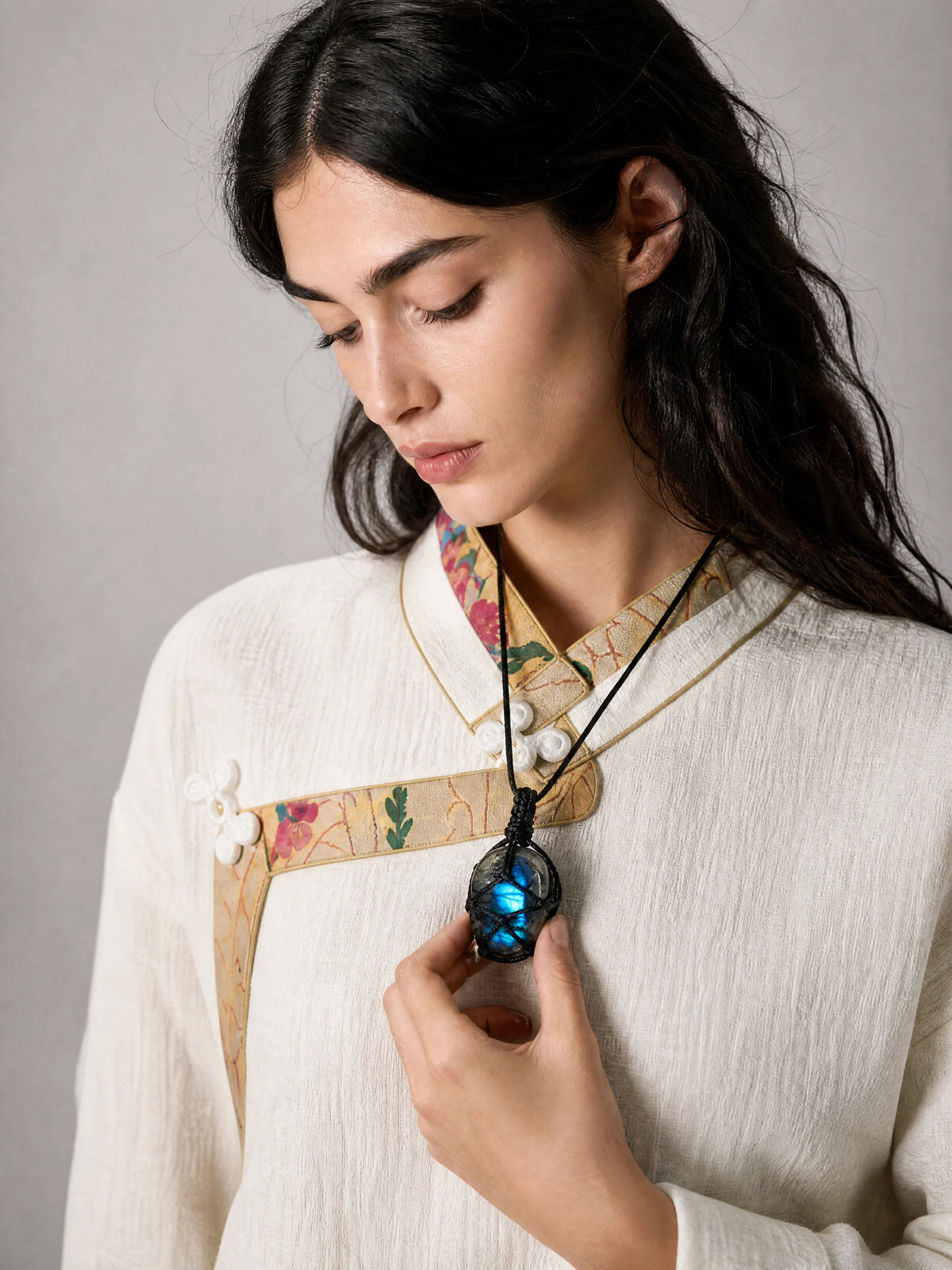 macrame-labradorite-pendant-model-b-outfit-b-fashion-03