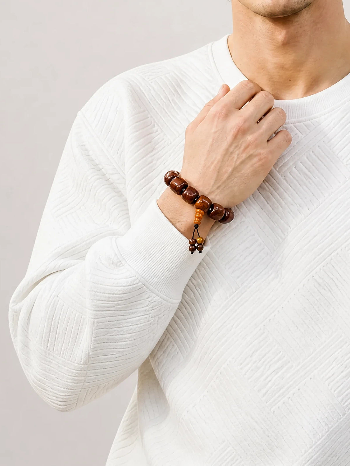 multicolor-yak-bone-treasure-bracelet-model-a-outfit-a-fashion-01