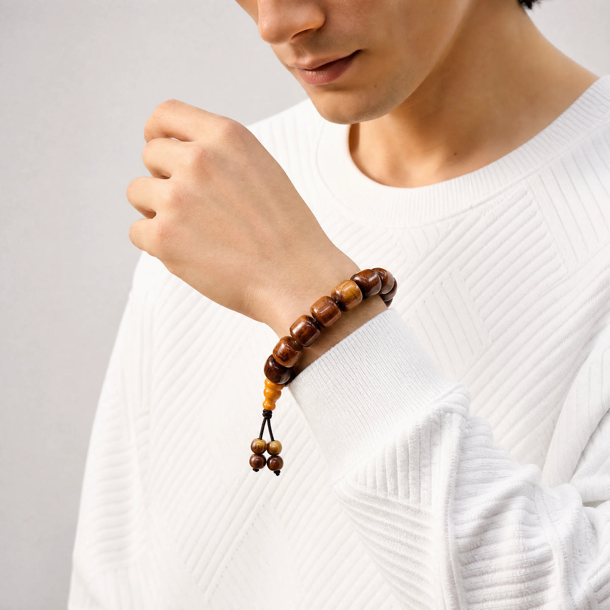 multicolor-yak-bone-treasure-bracelet-model-a-outfit-a-fashion-02