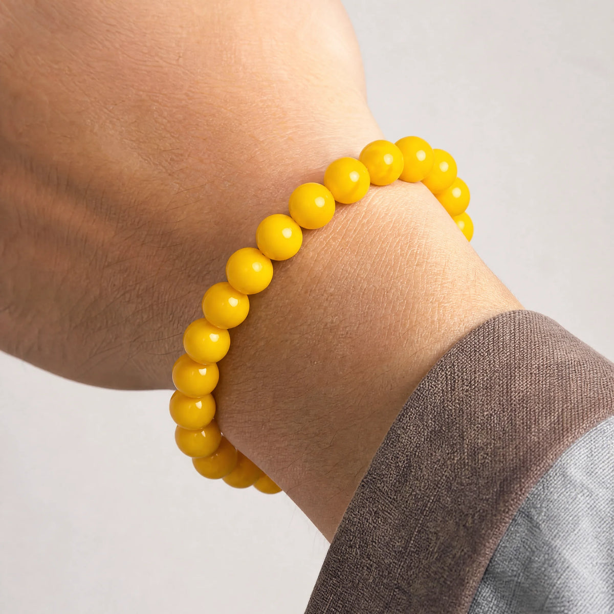 natural-yellow-agate-bracelet-model-a-outfit-a-closeup-01