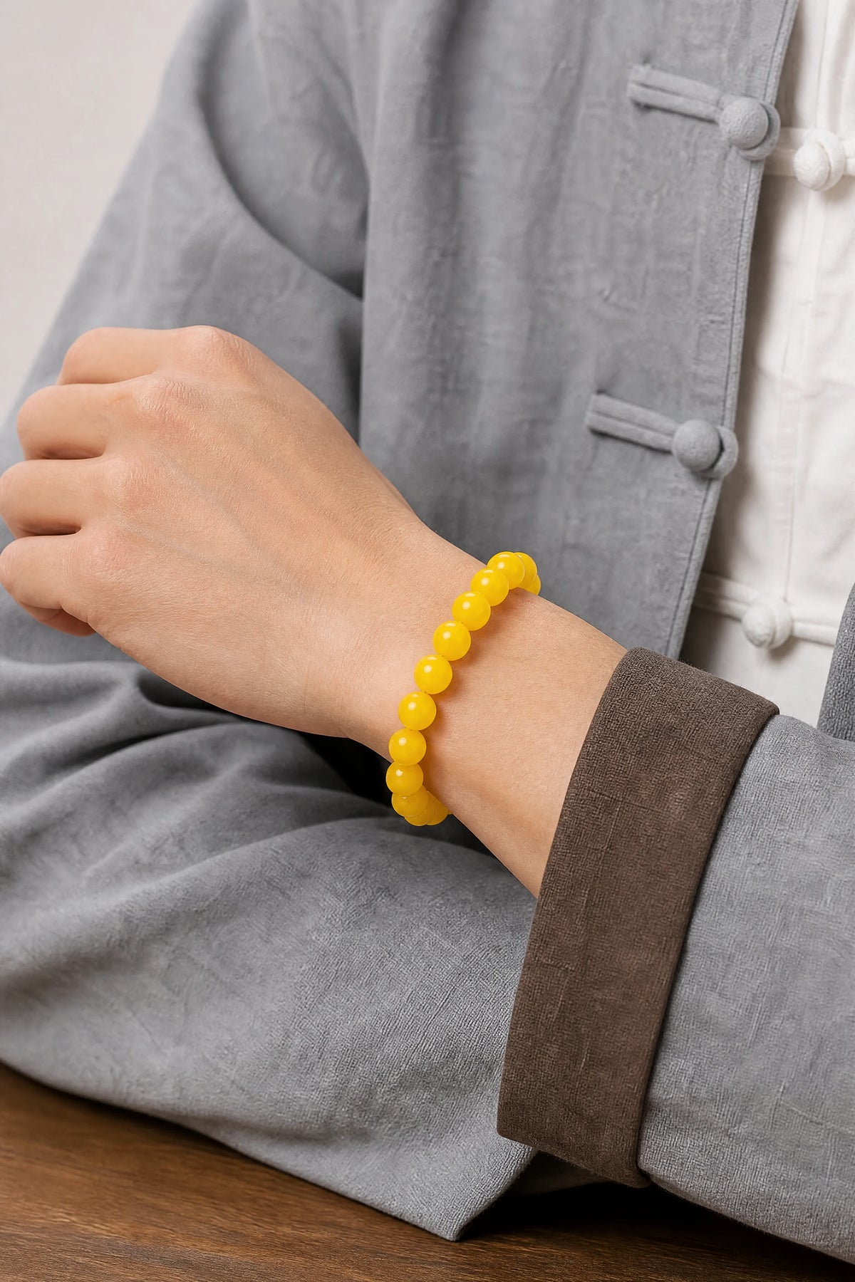 natural-yellow-agate-bracelet-model-a-outfit-a-fashion-02