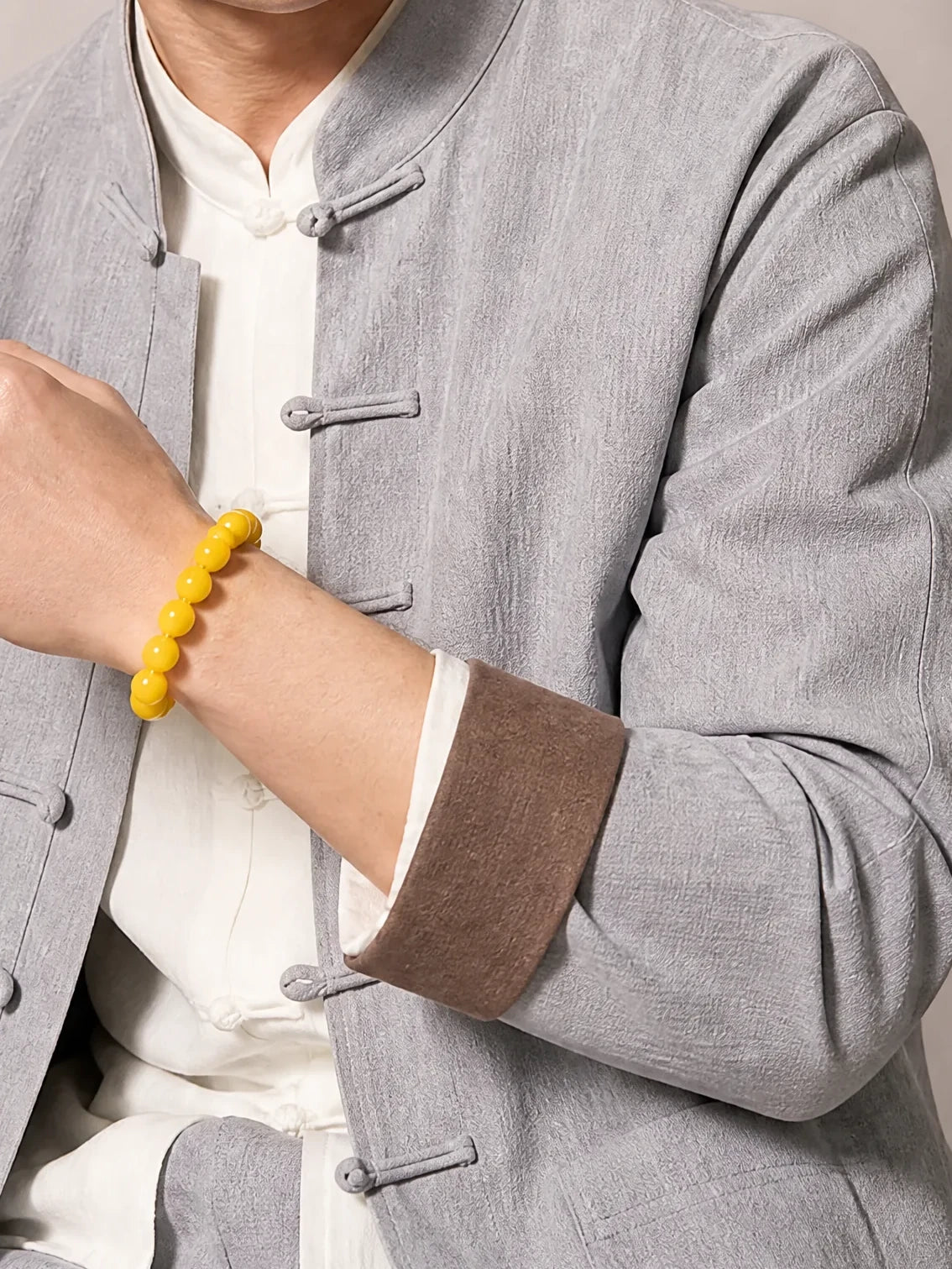 natural-yellow-agate-bracelet-model-a-outfit-a-fashion-03