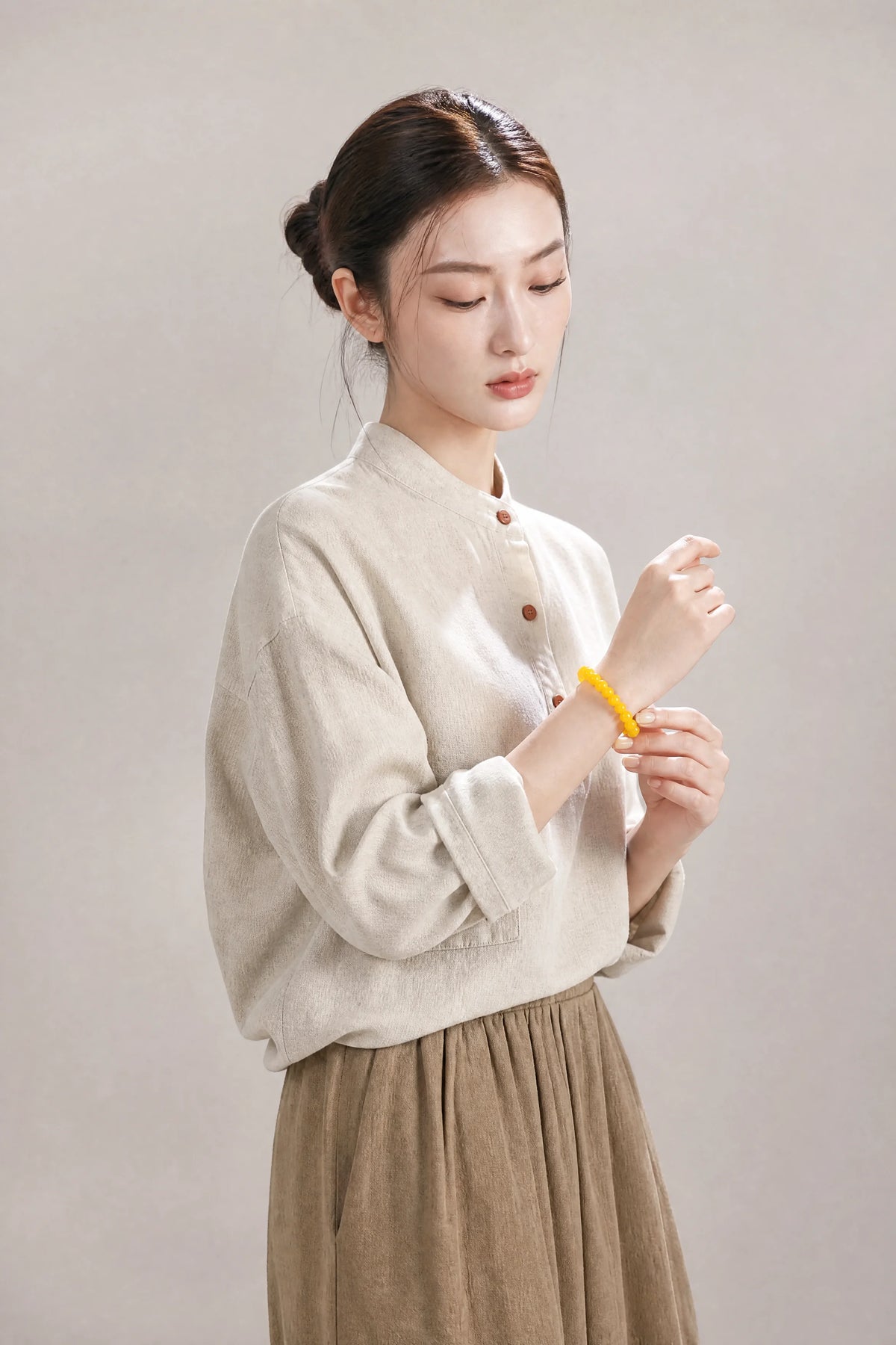 natural-yellow-agate-bracelet-model-b-outfit-b-fashion-02