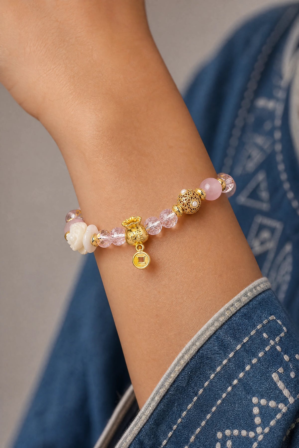 nine-tailed-fox-coin-purse-bracelet-model-a-outfit-a-closeup-01