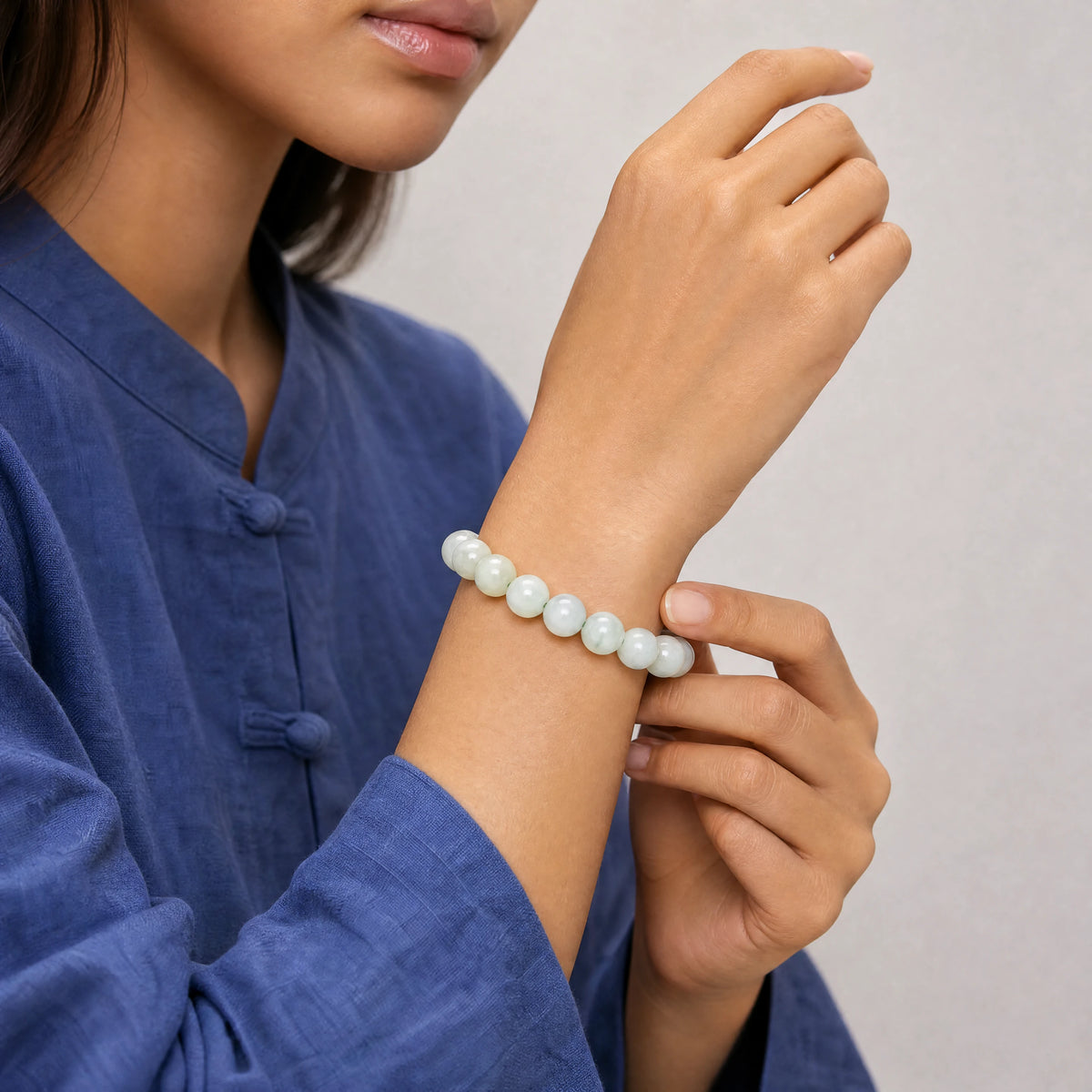 pale-green-moonstone-bracelet-model-b-outfit-b-fashion-01