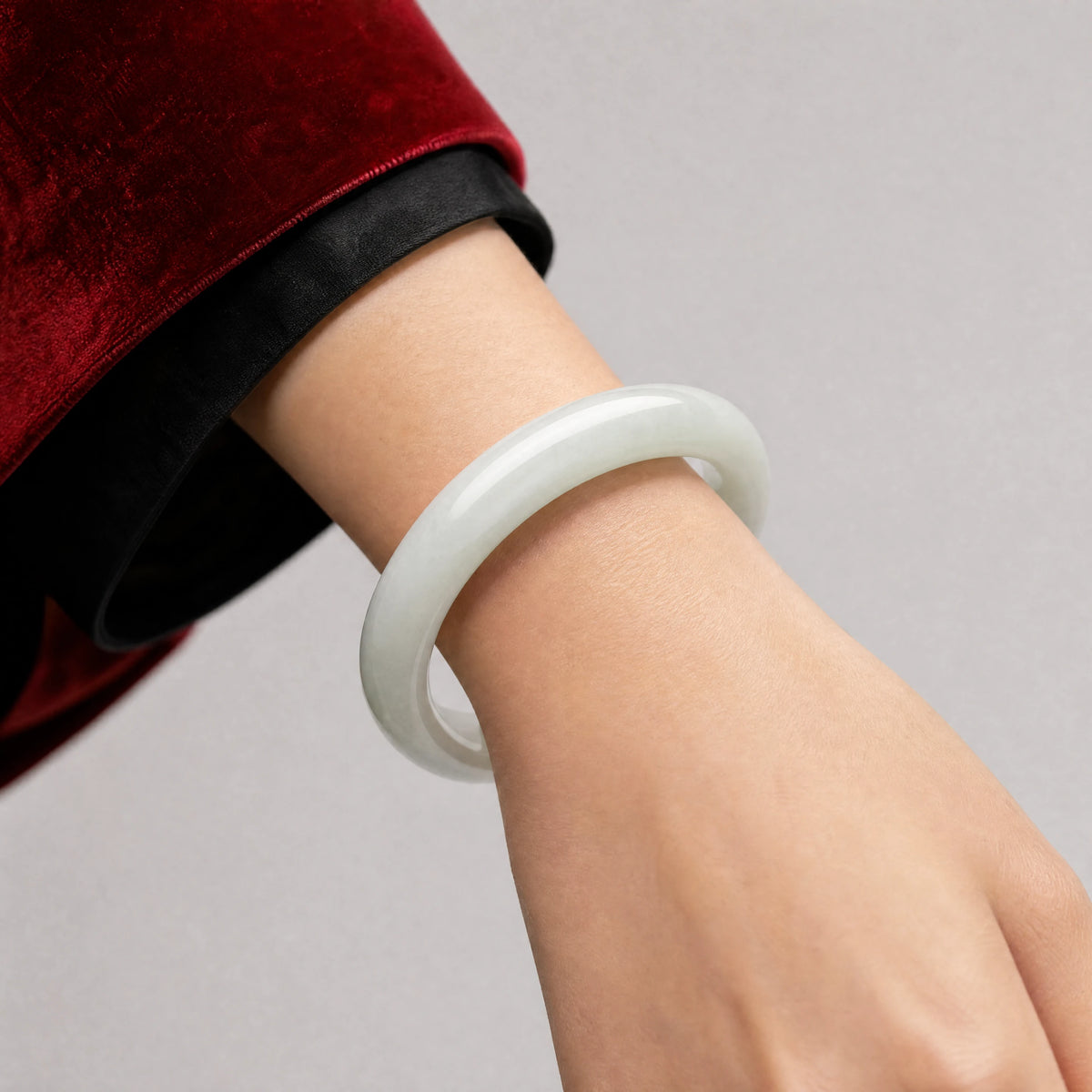 pale-jade-round-bangle-model-a-outfit-a-closeup-01