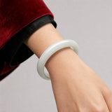 pale-jade-round-bangle-model-a-outfit-a-closeup-01