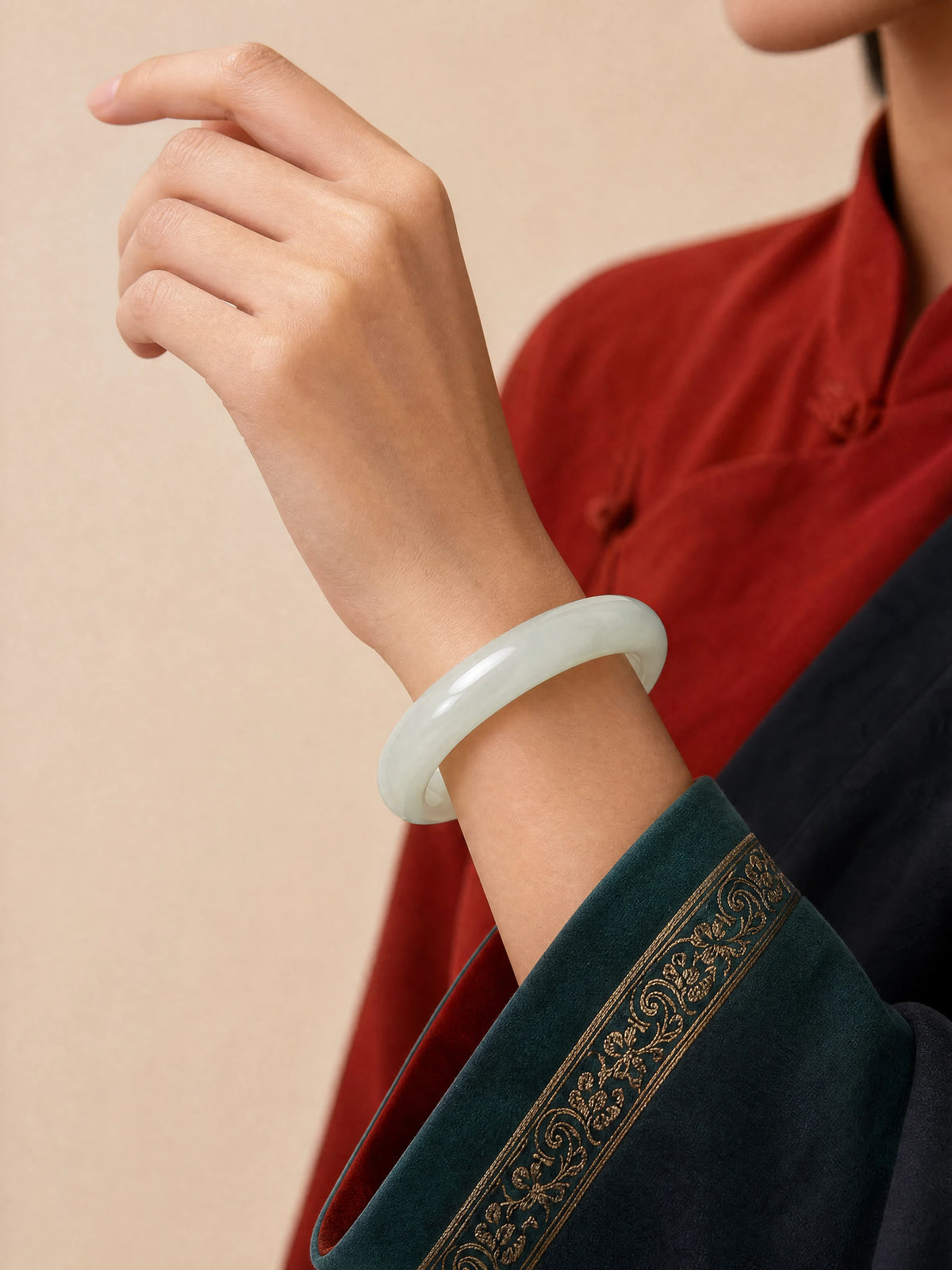 pale-jade-round-bangle-model-a-outfit-a-fashion-02