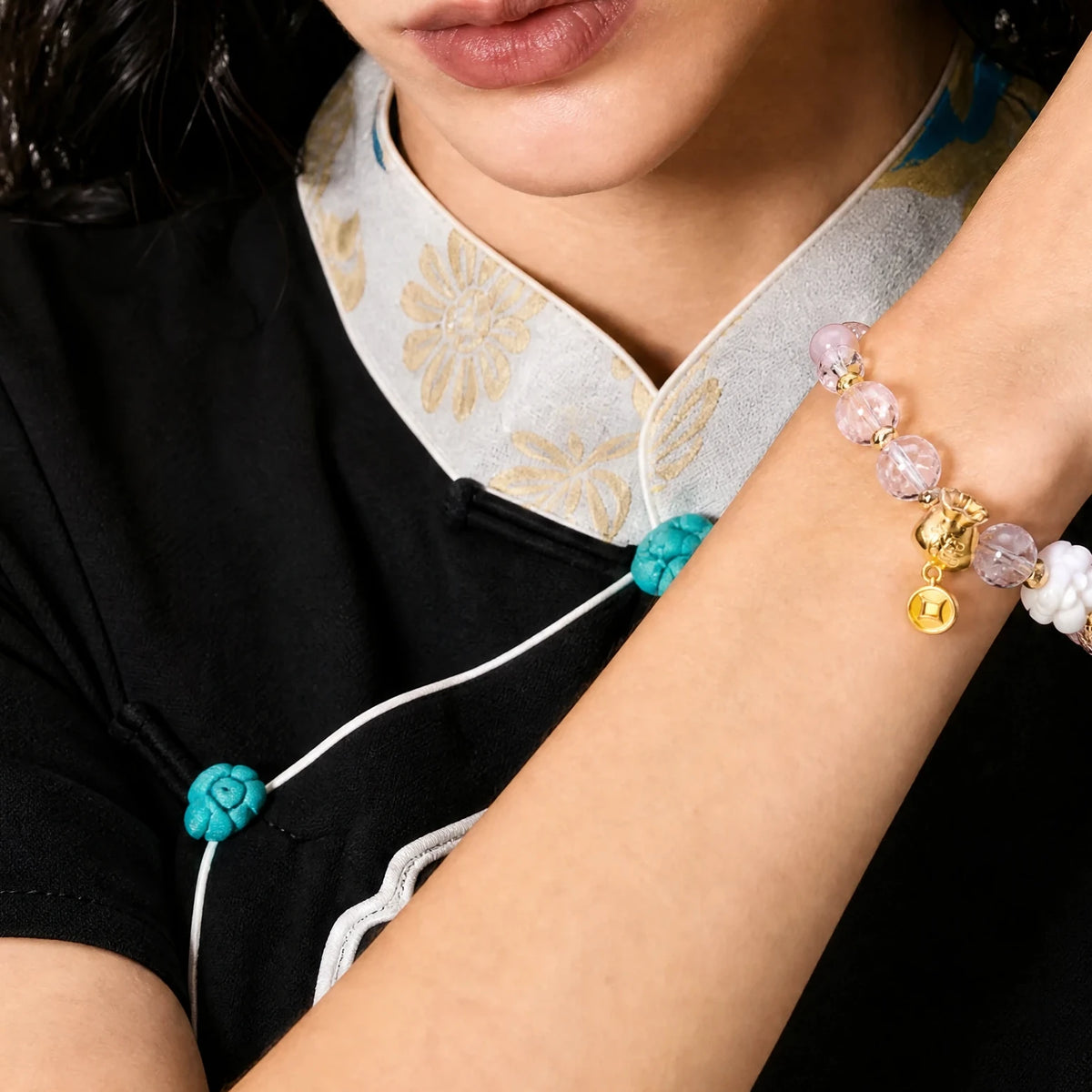 pink-crystal-nine-tailed-fox-bracelet-model-a-outfit-a-fashion-03