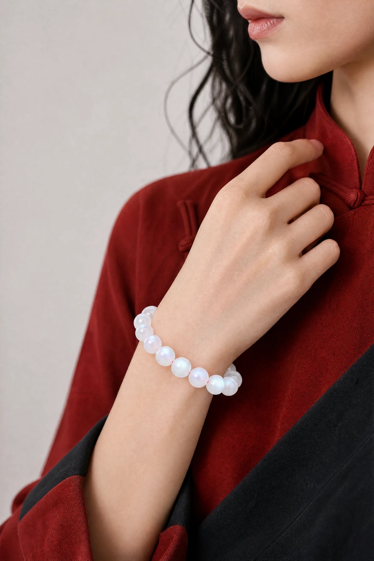 pink-moonstone-bracelet-intuition-renewal-model-b-outfit-b-fashion-01